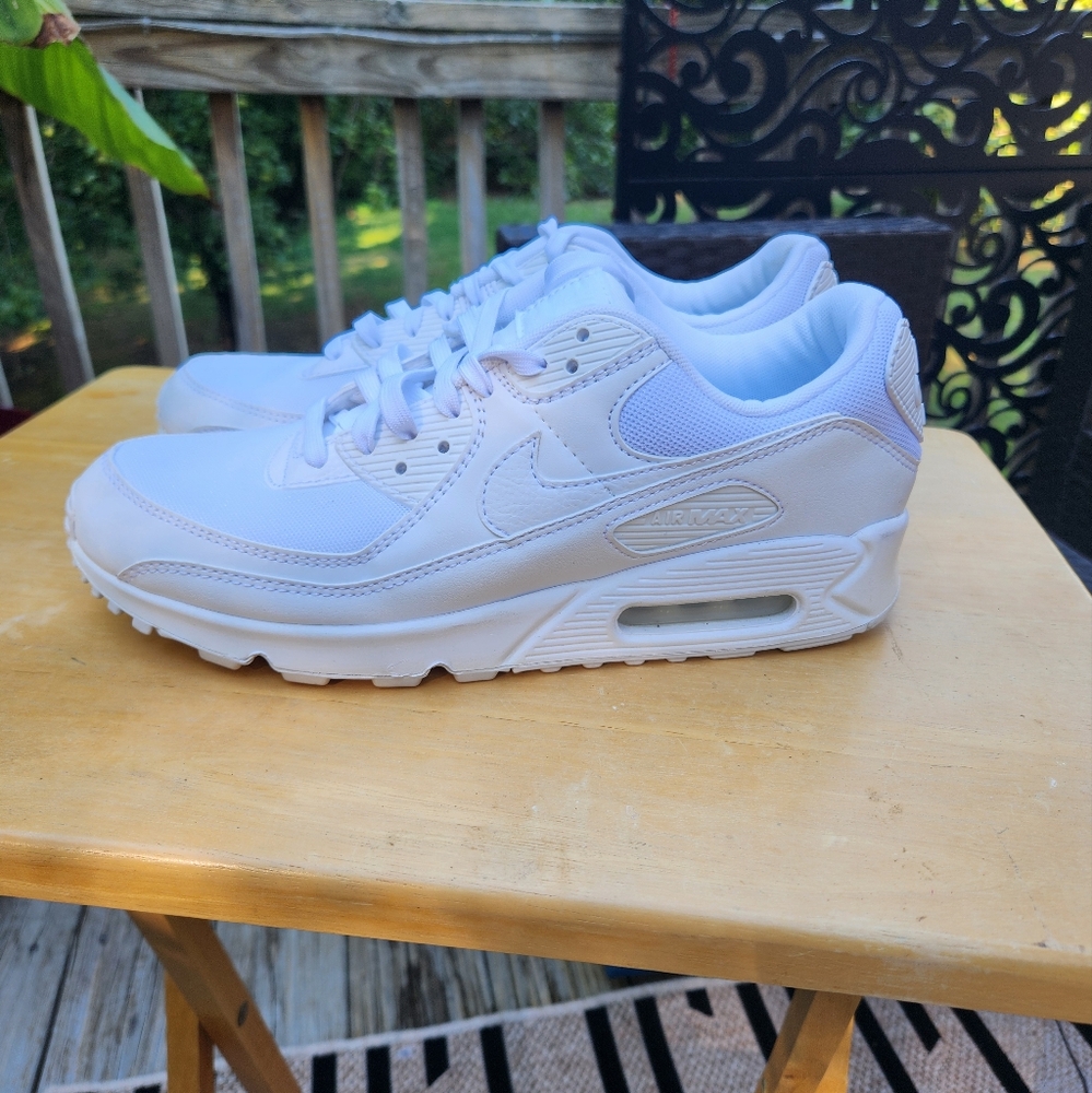 NWOT Nike White Airmax Sz 11 Women's